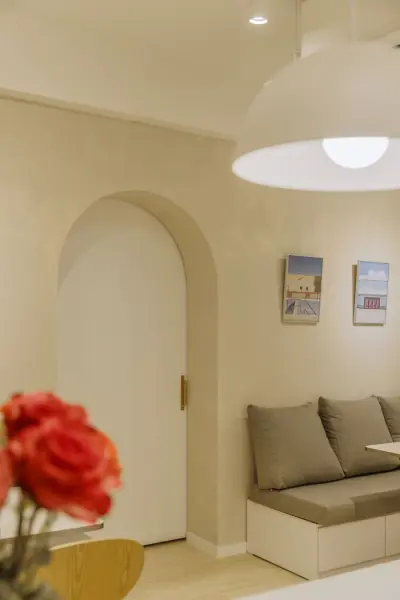 아치형 도어가 매력적인 크림톤 미니멀 라운지